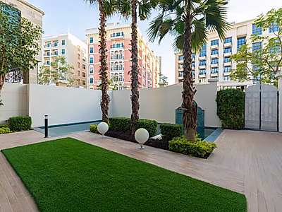 فيلا ذكية فاخرة – موقع زاوية مميز | مسبح خاص | جلسة روف بإطلالات مفتوحة | فرصة استثمارية استثنائية