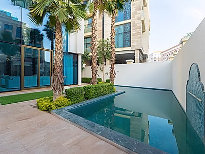 فيلا ذكية فاخرة – موقع زاوية مميز | مسبح خاص | جلسة روف بإطلالات مفتوحة | فرصة استثمارية استثنائية