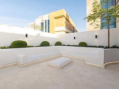 فيلا ذكية فاخرة – موقع زاوية مميز | مسبح خاص | جلسة روف بإطلالات مفتوحة | فرصة استثمارية استثنائية