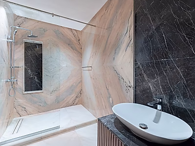 فيلا ذكية فاخرة – موقع زاوية مميز | مسبح خاص | جلسة روف بإطلالات مفتوحة | فرصة استثمارية استثنائية