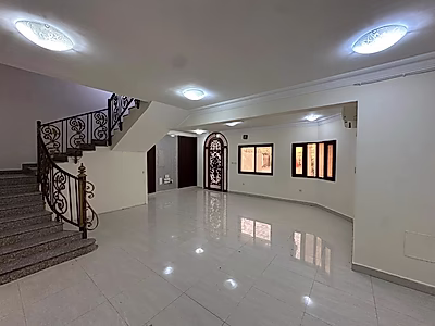 فيلا فاخرة مكونة من 6 غرف نوم في الواف