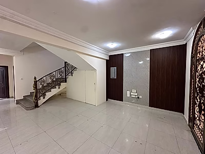 فيلا فاخرة مكونة من 6 غرف نوم في الواف