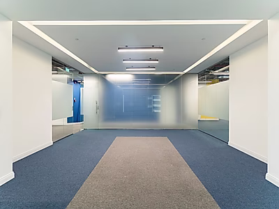 مكتب استثنائي في ويست باي — 679 متر مربع من الأناقة العصرية