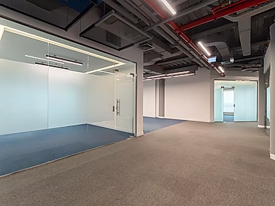 مكتب استثنائي في ويست باي — 679 متر مربع من الأناقة العصرية