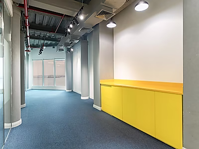 مكتب استثنائي في ويست باي — 679 متر مربع من الأناقة العصرية