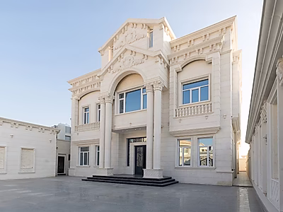 فيلا فخمة مع مساحات خاصة وتصميم أنيق