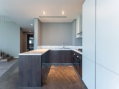 حياة فاخرة بإطلالة بحرية – تاون هاوس واسع 4 غرف نوم + غرفة خادمة