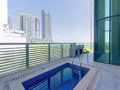 حياة فاخرة بإطلالة بحرية – تاون هاوس واسع 4 غرف نوم + غرفة خادمة