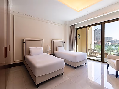 شقة فندقية فاخرة حصرية بغرفتين + غرفة خادمة مع  إطلالة بحرية – أفضل سعر في سانت ريجيس مرسى أرابيا