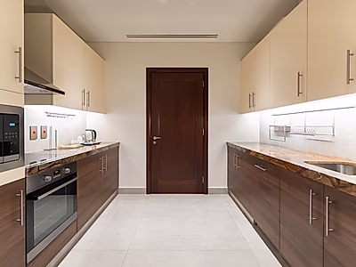 شقة فندقية فاخرة حصرية بغرفتين + غرفة خادمة مع  إطلالة بحرية – أفضل سعر في سانت ريجيس مرسى أرابيا