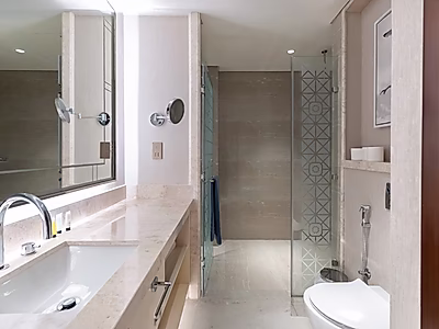 شقة فندقية فاخرة حصرية بغرفتين + غرفة خادمة مع  إطلالة بحرية – أفضل سعر في سانت ريجيس مرسى أرابيا