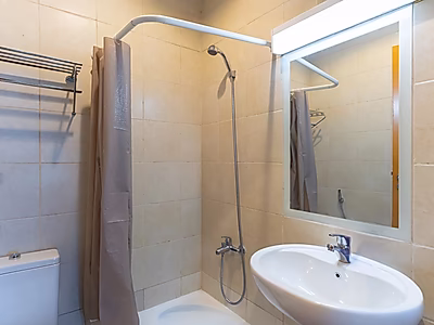 ملاذ عصري بغرفتي نوم وإطلالات ساحرة