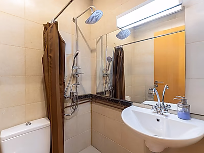 ملاذ عصري بغرفتي نوم وإطلالات ساحرة