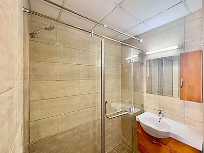 شقة مودرن غرفتين مع غرفة خادمة للإيجار في الإركية