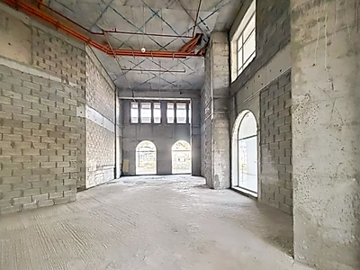 مساحة تجارية / نوافذ ممتدة من الأرض إلى السقف | فوكس هيلز