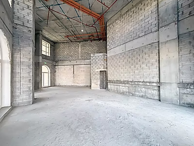 مساحة تجارية / نوافذ ممتدة من الأرض إلى السقف | فوكس هيلز