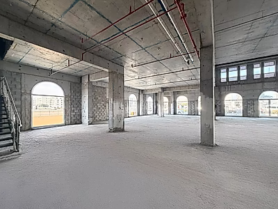 مساحة تجارية للإيجار بسقف مرتفع وتصميم دوبلكس | فوكس هيلز