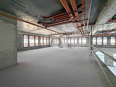 مساحة تجارية للإيجار بسقف مرتفع وتصميم دوبلكس | فوكس هيلز