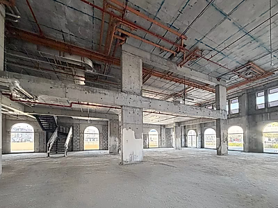 مساحة تجارية للإيجار بسقف مرتفع وتصميم دوبلكس | فوكس هيلز