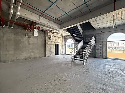 مساحة تجارية للإيجار بسقف مرتفع وتصميم دوبلكس | فوكس هيلز