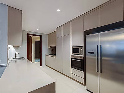 شقة رائعة للإيجار مكونة من 3 غرف نوم + غرفة خادمة | إطلالات خلابة على البحر والمدينة