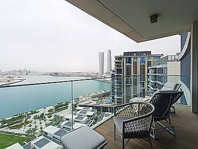 شقة رائعة للإيجار مكونة من 3 غرف نوم + غرفة خادمة | إطلالات خلابة على البحر والمدينة