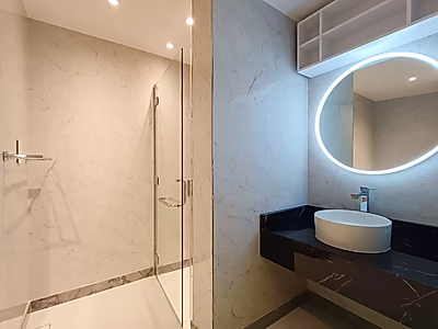 شقة رائعة للإيجار مكونة من 3 غرف نوم + غرفة خادمة | إطلالات خلابة على البحر والمدينة