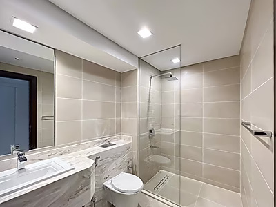 شقة فاخرة غرفتين وصالة + غرفة خادمة | إطلالة بحرية خلابة