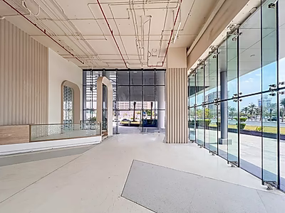 محل تجاري زاوية مميز مع جلسات خارجية /لوسيل مارينا