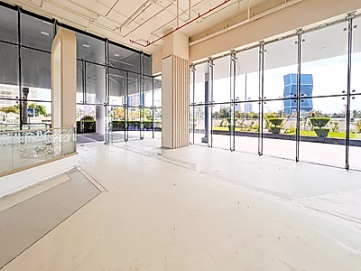 محل تجاري زاوية مميز مع جلسات خارجية /لوسيل مارينا