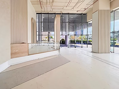 محل تجاري زاوية مميز مع جلسات خارجية /لوسيل مارينا