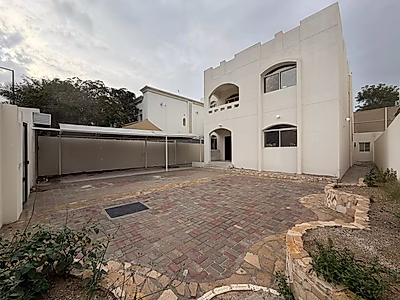 فيلا مستقلة واسعة للإيجار في المعمورة – 5 غرف نوم + غرفة خادمة