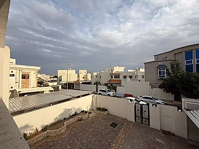 فيلا مستقلة واسعة للإيجار في المعمورة – 5 غرف نوم + غرفة خادمة