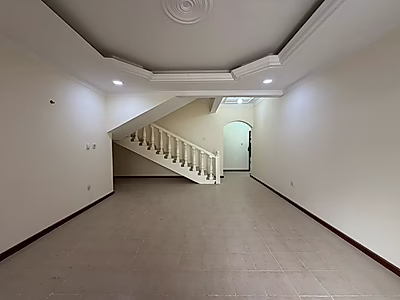 فيلا مستقلة واسعة للإيجار في المعمورة – 5 غرف نوم + غرفة خادمة