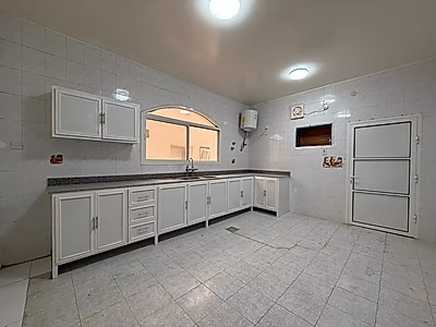 فيلا مستقلة واسعة للإيجار في المعمورة – 5 غرف نوم + غرفة خادمة