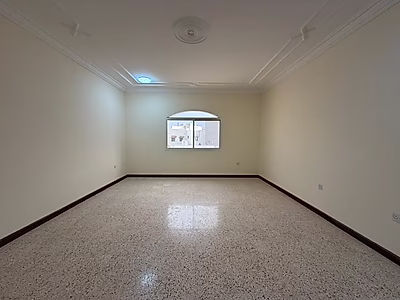 فيلا مستقلة واسعة للإيجار في المعمورة – 5 غرف نوم + غرفة خادمة