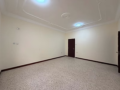 فيلا مستقلة واسعة للإيجار في المعمورة – 5 غرف نوم + غرفة خادمة