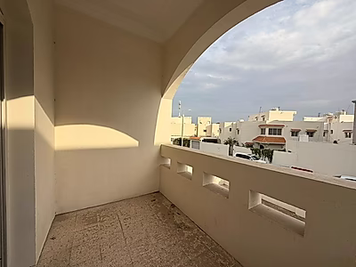 فيلا مستقلة واسعة للإيجار في المعمورة – 5 غرف نوم + غرفة خادمة