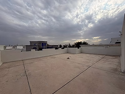 فيلا مستقلة واسعة للإيجار في المعمورة – 5 غرف نوم + غرفة خادمة