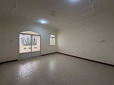 فيلا مستقلة واسعة للإيجار في المعمورة – 5 غرف نوم + غرفة خادمة