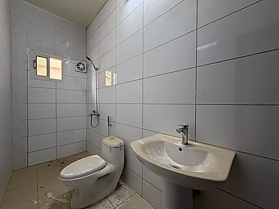 فيلا مستقلة واسعة للإيجار في المعمورة – 5 غرف نوم + غرفة خادمة