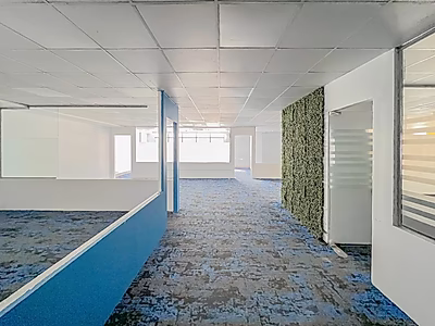 مكتب مجهز بالكامل بمساحة 406 م² | سهولة الوصول