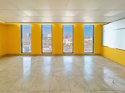 مكتب مجهز بالكامل بمساحة 406 م² | سهولة الوصول