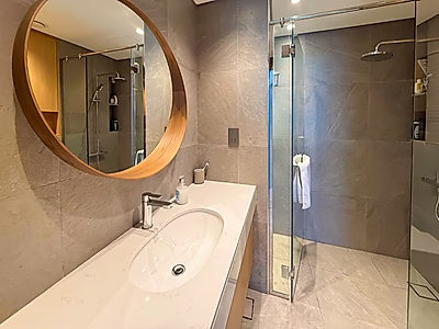 شقة حديثة بغرفة نوم واحدة وديكورات أنيقة