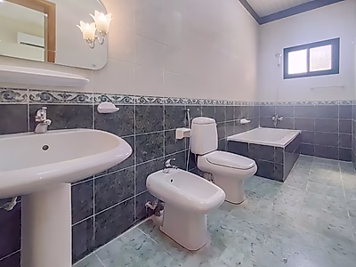 فيلا مستقلة أنيقة بمساحة 3 غرف نوم وحديقة خاصة