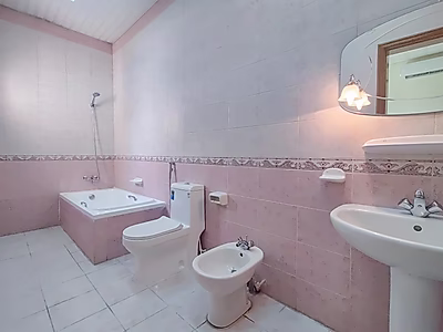 فيلا مستقلة أنيقة بمساحة 3 غرف نوم وحديقة خاصة