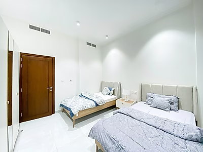 شقة أنيقة بغرفتي نوم بتصميم راقٍ