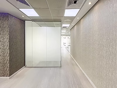 مكتب فاخر مجهز بالكامل بمساحة 175 م² في  لوسيل مارينا