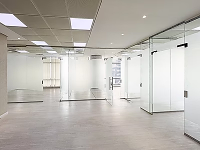 مكتب فاخر مجهز بالكامل بمساحة 175 م² في  لوسيل مارينا