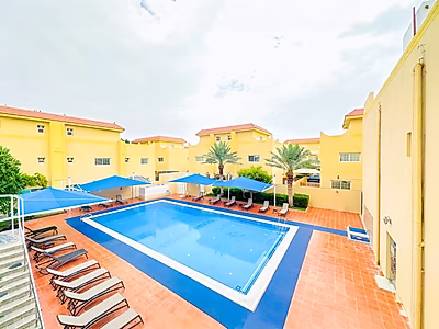 في موقع مميز: فيلا جذابة بثلاث غرف نوم + غرفة خادمة